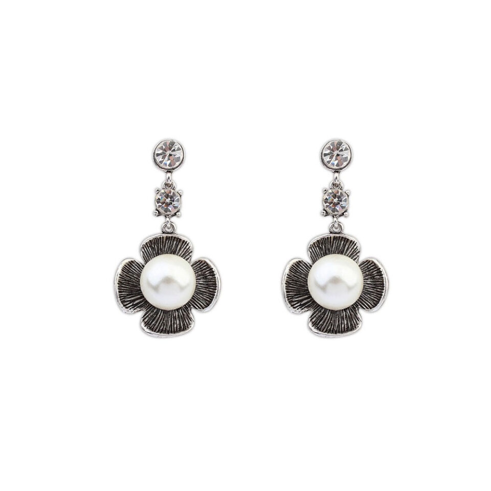 fashionable pearl earrings